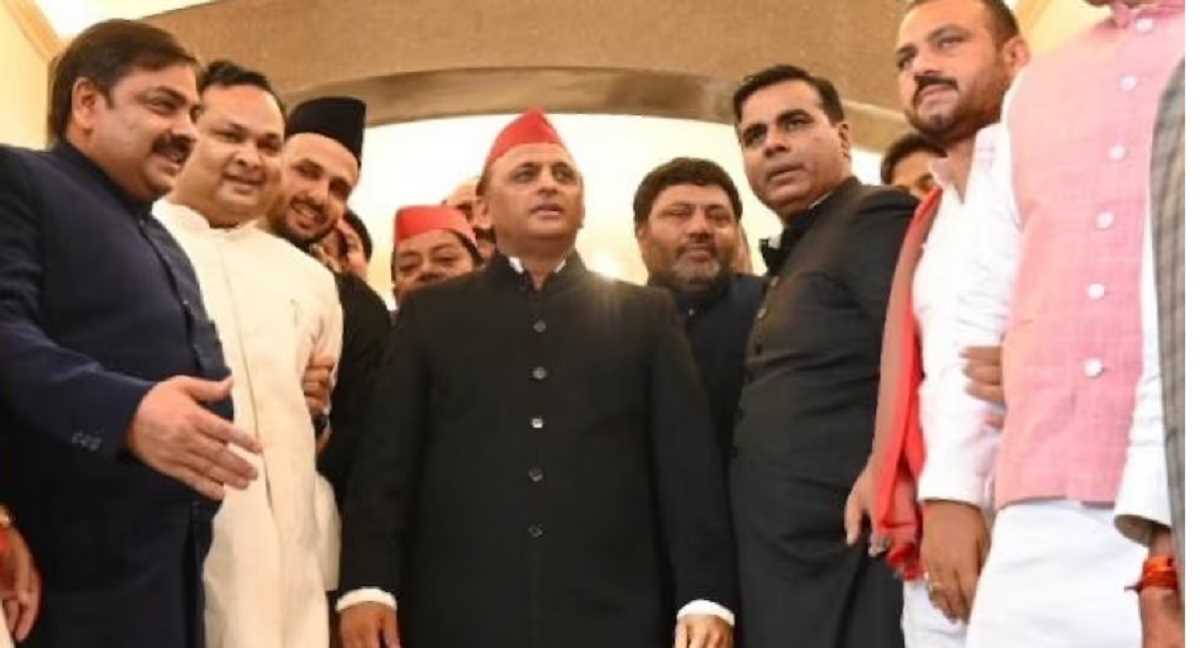 आजम खान के समर्थन में सपा विधायकों ने पहनी शेरवानी